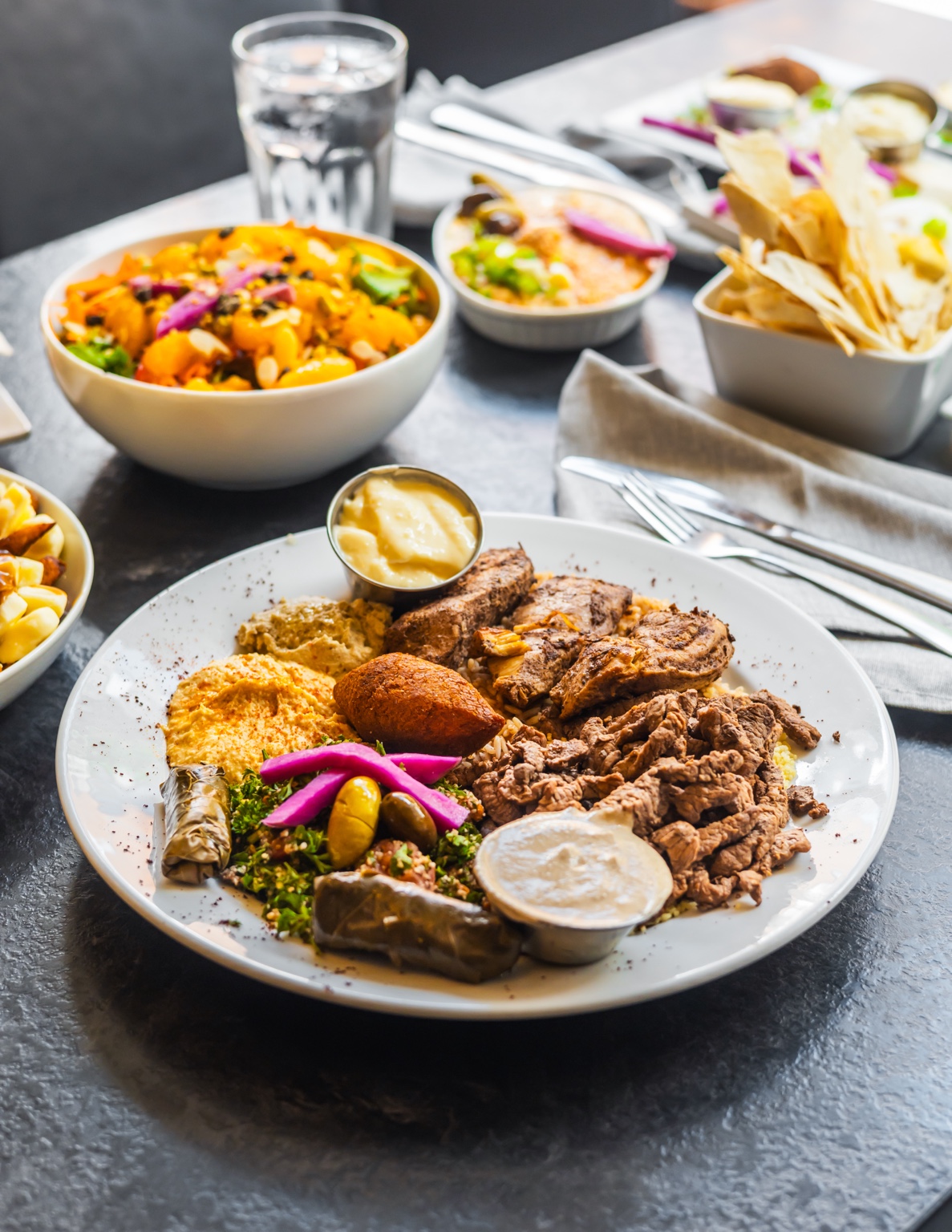 Grande assiette de spécialités libanaises servie chez Arousse