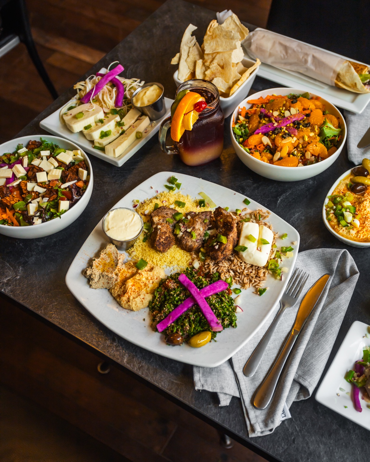 Assiette libanaise, mezzés, salade et sangria sur une table du restaurant