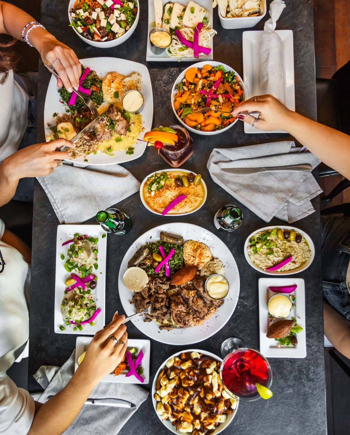 Des convives partagent un repas autour d’une table garnie