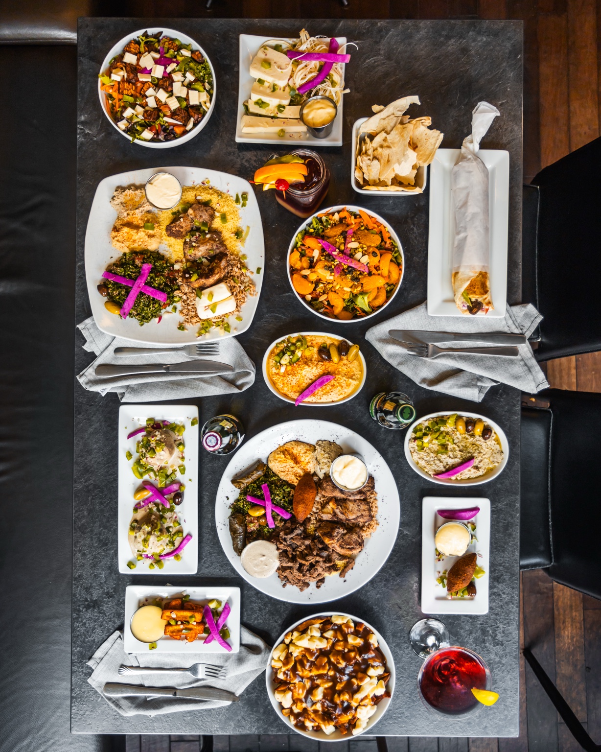 Vue de dessus d’une table garnie de plats libanais